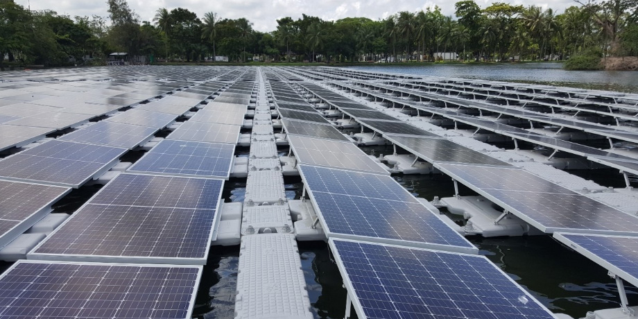 タイのサハグループの工業団地に設置した水上太陽光発電システム