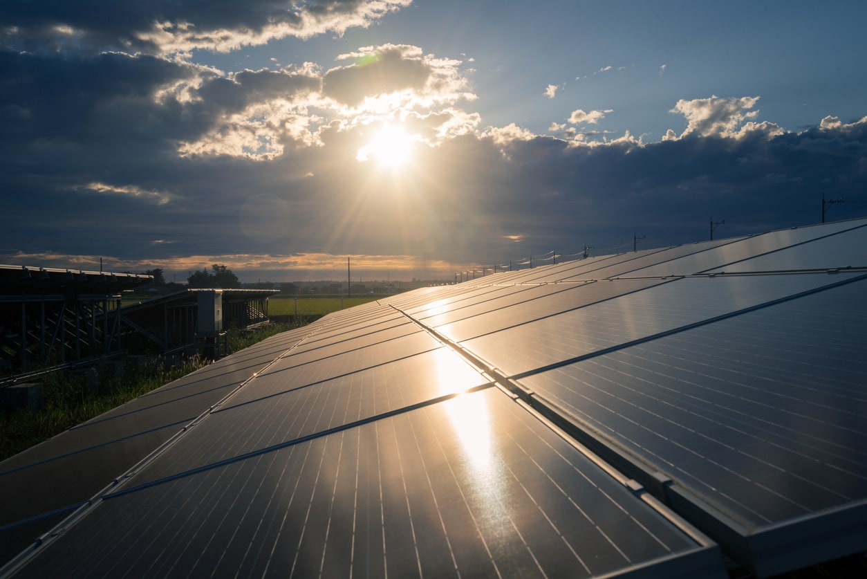 再生可能エネルギーとして注目される太陽光発電だが、設置のための整地による環境負荷のほか、パネルの大量廃棄も社会問題となりつつある。
