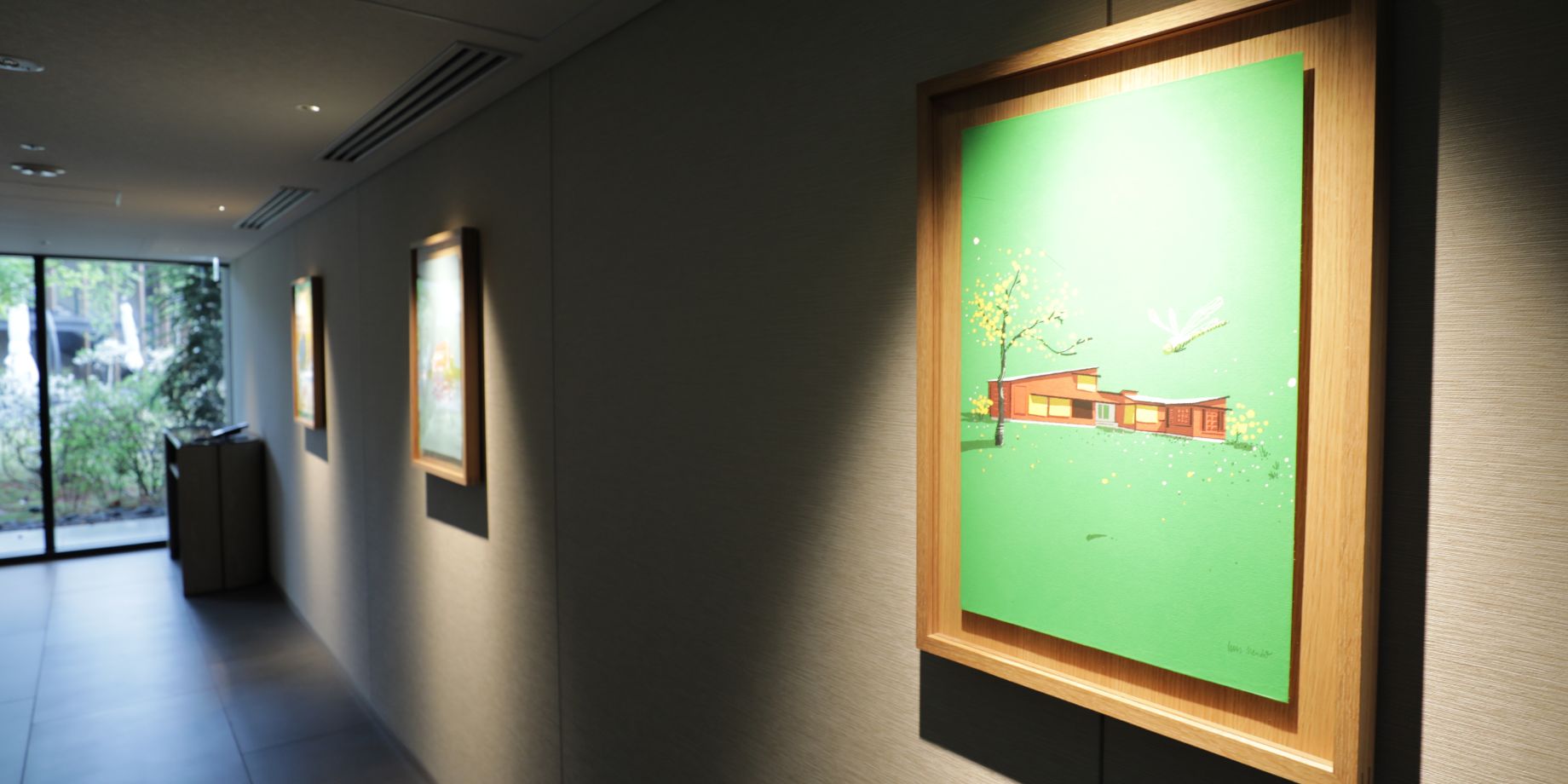 軽井沢にまつわるアート作品が館内を飾る